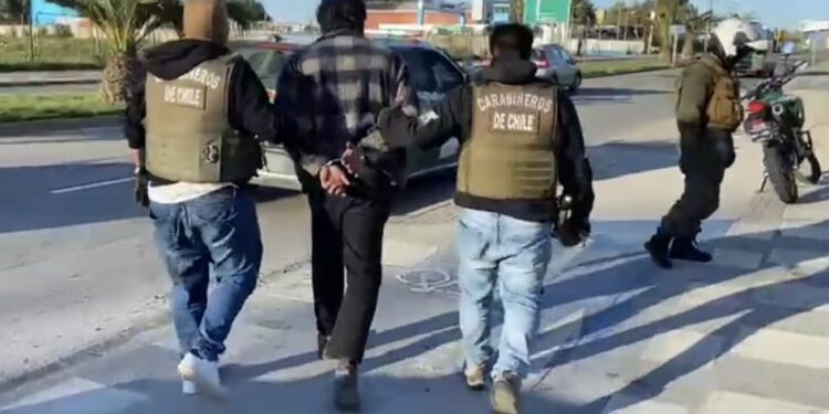 Con violencia conductor de app le robó un celular a su pasajera en Chillán.
