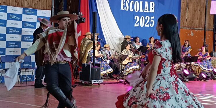 Más de 150 estudiantes participaron de los comunales de cueca en Punilla Cordillera.