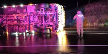 ESTA NOCHE VOLCAMIENTO DE CAMIÓN EN AUTOPISTA DEL ITATA.