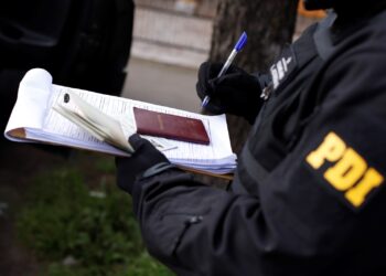 PDI FISCALIZA A 33 EXTRANJEROS Y DETIENE A 2 CON ORDEN DE EXPULSIÓN DEL PAÍS.