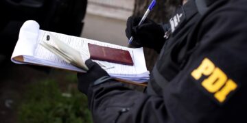 PDI FISCALIZA A 33 EXTRANJEROS Y DETIENE A 2 CON ORDEN DE EXPULSIÓN DEL PAÍS.