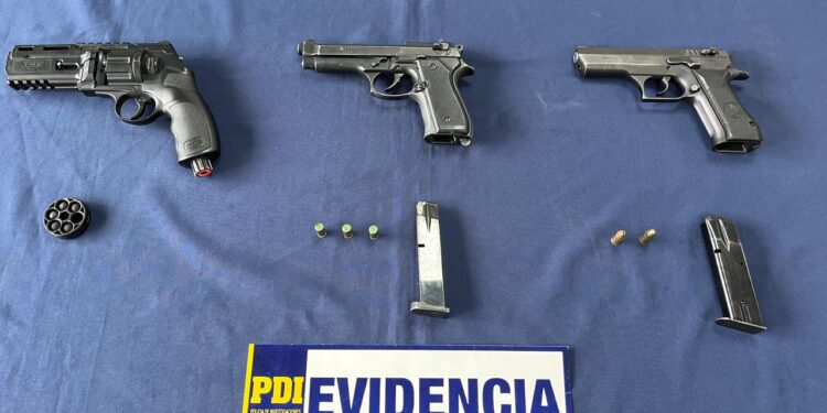 PDI Chillán incautó 3 armas y detuvo a un sujeto por infracción a la Ley de Armas.