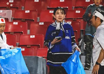 Hinchas de Japón limpian sus ubicaciones en el estadio 🏟 luego de finalizar el partido ante Chile.
