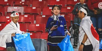 Hinchas de Japón limpian sus ubicaciones en el estadio 🏟 luego de finalizar el partido ante Chile.