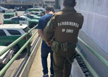 Chillán: Carabineros detuvo a sujeto que robó billetera abordo de un bus y que escapó para evitar la acción policial.