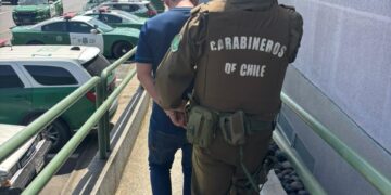 Chillán: Carabineros detuvo a sujeto que robó billetera abordo de un bus y que escapó para evitar la acción policial.