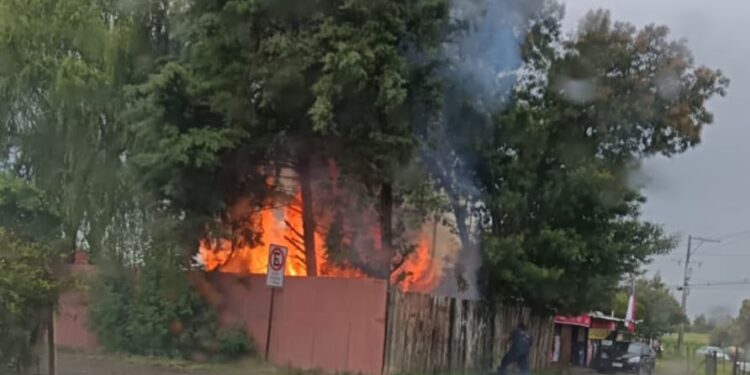 INCENDIO ESTRUCTURAL MOVILIZÓ A BOMBEROS EN EL SECTOR EL ESPINAR DE BULNES