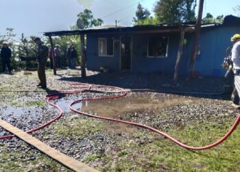 Esta tarde: INCENDIO CONSUMIÓ VIVIENDA EN EL SECTOR DE TRES ESQUINAS EN LA COMUNA DE BULNES