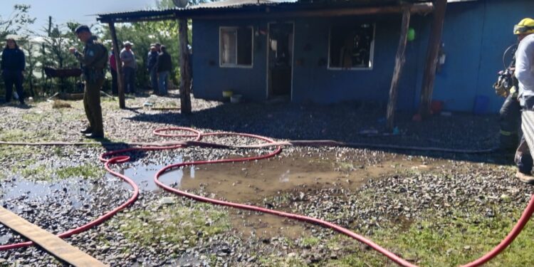 Esta tarde: INCENDIO CONSUMIÓ VIVIENDA EN EL SECTOR DE TRES ESQUINAS EN LA COMUNA DE BULNES