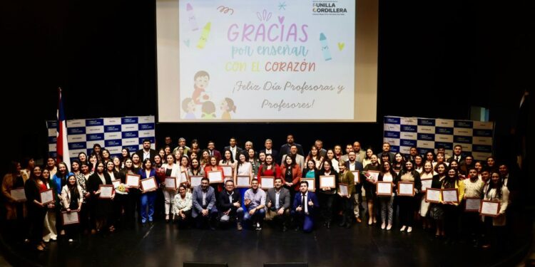 Punilla Cordillera homenajeó a sus profesores y profesoras con emotiva ceremonia.