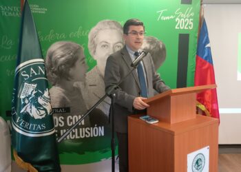 Gabriela Mistral ilumina el sello tomasino 2025 con su legado de respeto e inclusión.