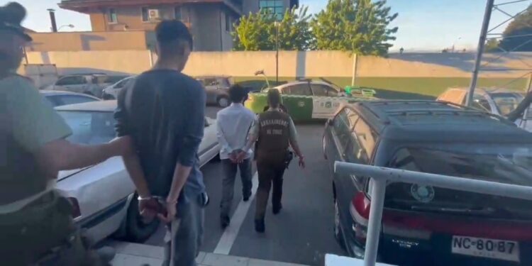 Hay 2 detenidos por el asesinato de un joven esta tarde en Chillán Viejo.