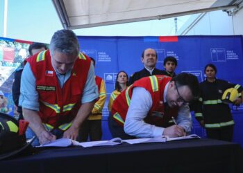 CONAF y Bomberos firman protocolo para fortalecer la respuesta ante incendios forestales.