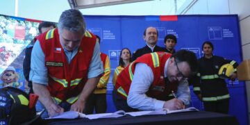 CONAF y Bomberos firman protocolo para fortalecer la respuesta ante incendios forestales.