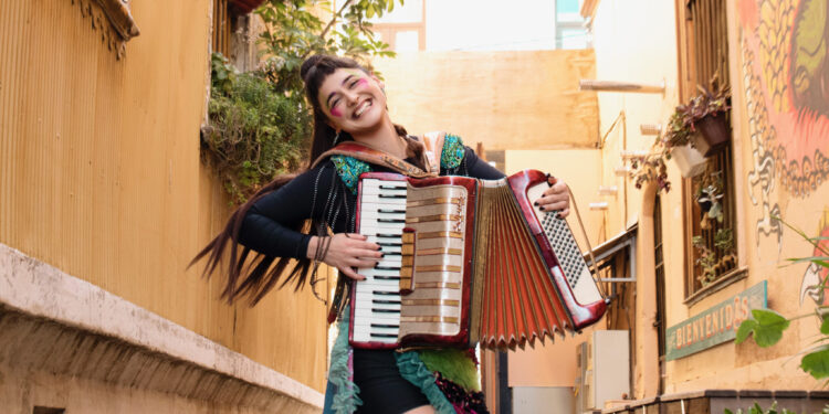 San Carlos celebra el Día de la Música con Pascuala Ilabaca y artistas regionales.