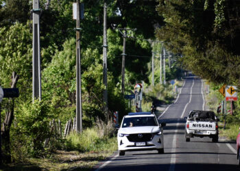 En Chillán Vecinos del sector Las Encinas celebran pavimentación de camino.