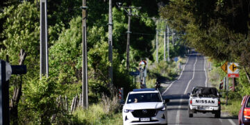 En Chillán Vecinos del sector Las Encinas celebran pavimentación de camino.