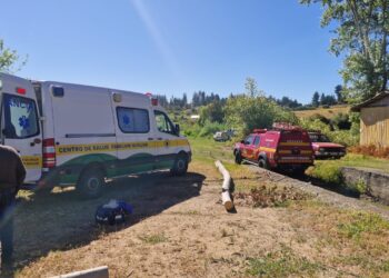Hombre cae desde una altura aproximada de 4 metros en Quillón.