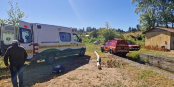 Hombre cae desde una altura aproximada de 4 metros en Quillón.
