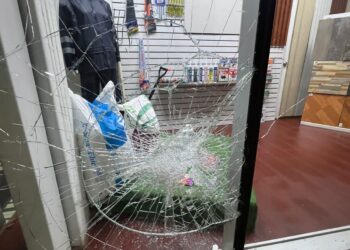 Individuo intentó robar rompiendo  ventanales de la tienda Copelec