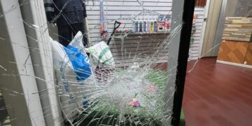 Individuo intentó robar rompiendo  ventanales de la tienda Copelec