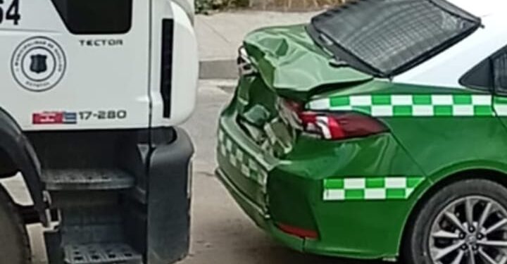 HOY en ÑUBLE; Colisión entre camión municipal y patrulla policial en Quillón