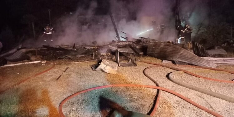 Incendio estructural en una vivienda y es destruida por el fuego durante esta madrugada en 脩uble.