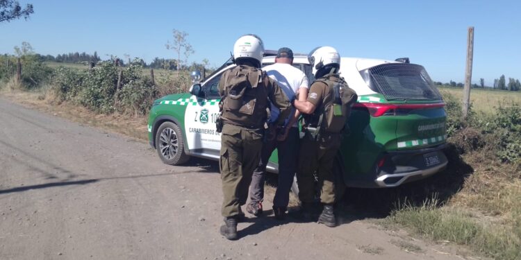 Hombre realizaba quema ilegal de pastizales y fue detenido en la capital de la región del Ñuble.