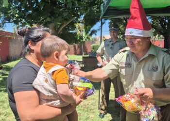 Carabineros de Rucapequén celebraron fiesta navideña con familias del sector rural de Chillán Viejo.