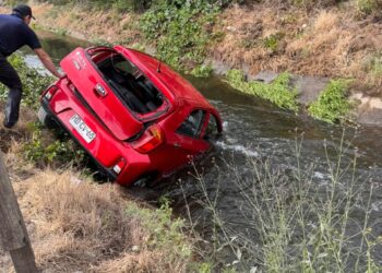 HOY en Ñuble 🔴 Vehículo cae a las aguas de un canal en Quillón