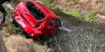 HOY en Ñuble 🔴 Vehículo cae a las aguas de un canal en Quillón