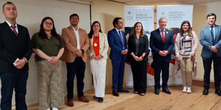 Estudiantes de INSUCO culminan formación en Santo Tomás con módulos aplicados en áreas claves de la actualidad.