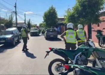 Hay 2 detenidos: Carabineros sorprendió transacción de drogas en la vía pública en Chillán.