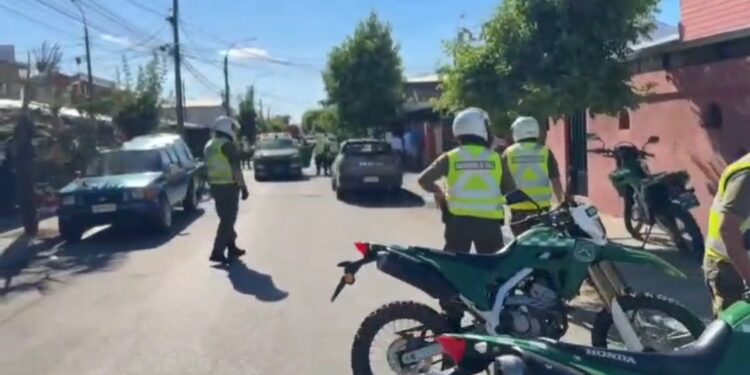 Hay 2 detenidos: Carabineros sorprendió transacción de drogas en la vía pública en Chillán.