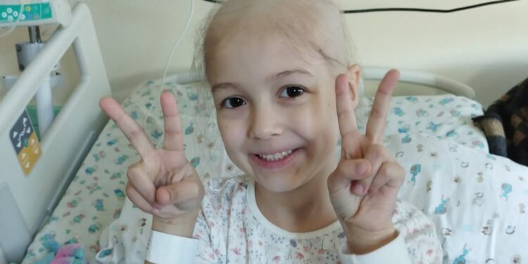 Madre camina desde Chillán a La Moneda para costear tratamiento de su hija AMANDA quien padece un avanzado cáncer.