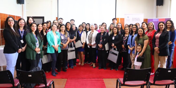 Santo Tomás Chillán reconoce a 35 TENS del Hospital de San Carlos por su apoyo a la formación académica.