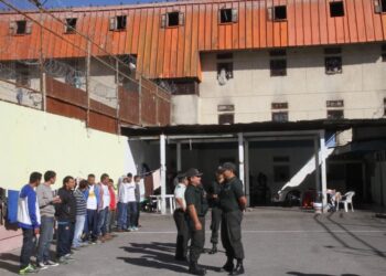 Un herido a bala en la entrada de la cárcel de Concepción.