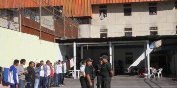 Un herido a bala en la entrada de la cárcel de Concepción.