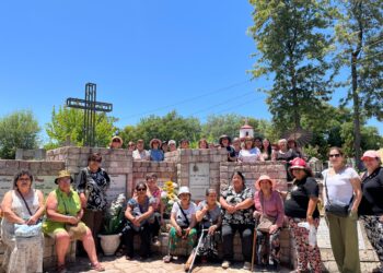Mujeres de Bulnes visitan museo de Felipe Camiroaga en Villa Alegre.