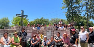 Mujeres de Bulnes visitan museo de Felipe Camiroaga en Villa Alegre.