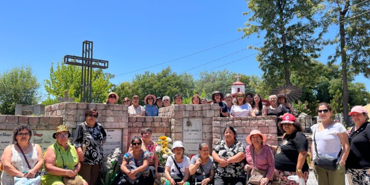 Mujeres de Bulnes visitan museo de Felipe Camiroaga en Villa Alegre.