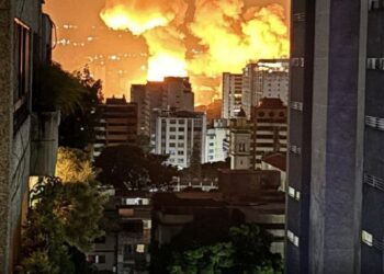URGENTE 🇻🇪🇺🇸 Estados Unidos realiza ataques militares a Venezuela y Captura a Nicolás Maduro.