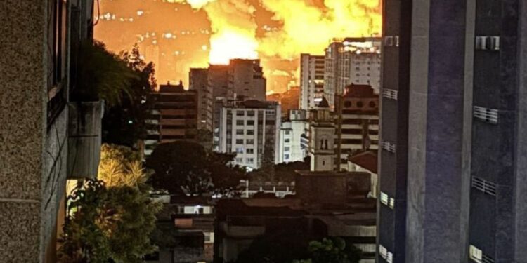 URGENTE 🇻🇪🇺🇸 Estados Unidos realiza ataques militares a Venezuela y Captura a Nicolás Maduro.
