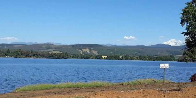 EN EMBALSE COIHUECO, OPERADOR DE LANCHA ATROPELLÓ A BAÑISTA, CAUSÁNDOLE LESIONES.