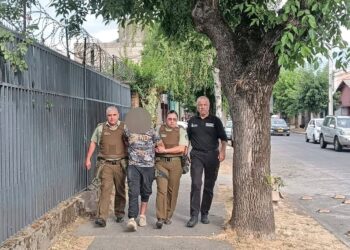 Delincuente roba celular a transeúnte en Chillán.