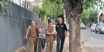 Delincuente roba celular a transeúnte en Chillán.