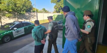 Ahora sorprenden a dos sujetos que circulaban en un vehículo portando dosis de sustancias ilícitas.