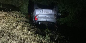 Esta noche:  COLISIÓN DE DOS VEHÍCULOS MENORES DEJA AMBOS AUTOMÓVILES VOLCADOS