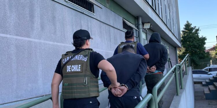 En Chillán detienen a dos sujetos por porte de arma de fuego y drogas.