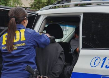 Detectives de la PDI San Carlos detienen a mujer por microtráfico de drogas.